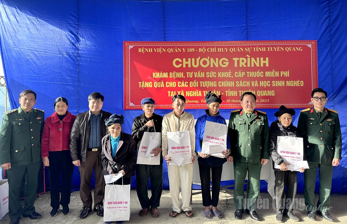 Bệnh viện Quân y 109 tặng quà cho hộ gia đình chính sách.