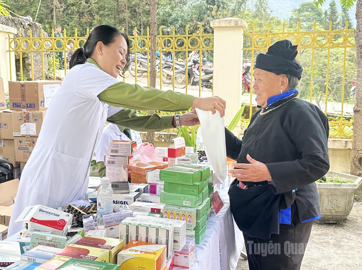 Người dân được phát thuốc miễn phí.