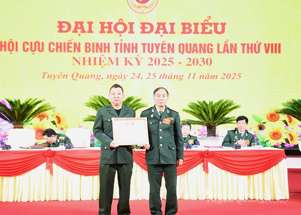 Chủ tịch Hội Cựu chiến binh tỉnh trao Bằng khen của Ban Chấp hành Trung ương Hội Cựu chiến binh Việt Nam cho đồng chí Hoàng Việt Trung, Giám đốc Công ty TNHH Dịch vụ Thương mại Tiến Thuận.