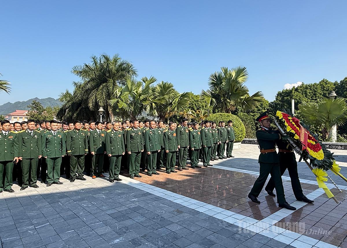 Đoàn đại biểu dự Đại hội đại biểu Cựu chiến binh tỉnh Tuyên Quang lần thứ VIII, nhiệm kỳ 2025-2030 âng hương, hoa tại Đài tưởng niệm các Anh hùng Liệt sĩ tỉnh.