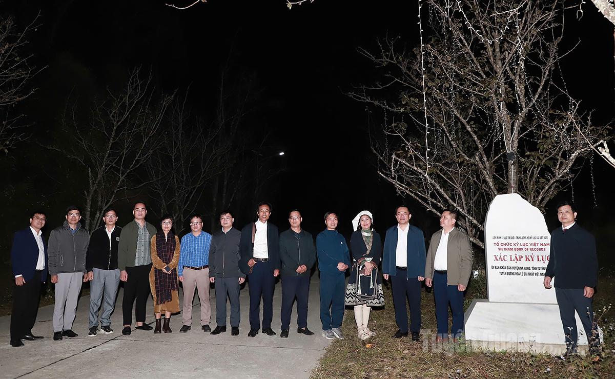 Hiệp Hội Du lịch tỉnh cùng lãnh đạo xã Hồng Thái và các đại biểu khảo sát Con đường hoa Lê dài nhất Việt Nam trên địa bàn xã Hồng Thái.