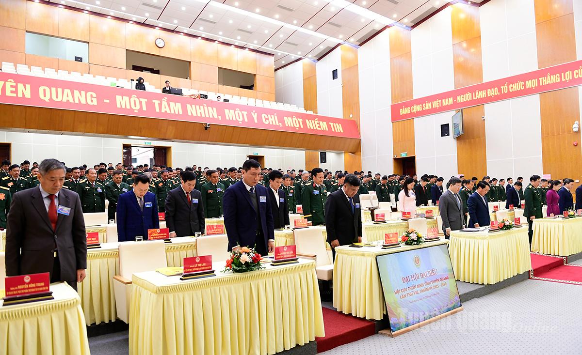 Đại hội dành một phút tưởng niệm đồng bào tử vong do thiên tai, bão lũ.