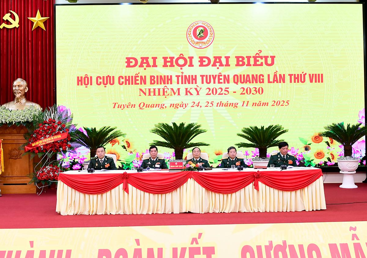 Đoàn chủ tịch Đại hội.