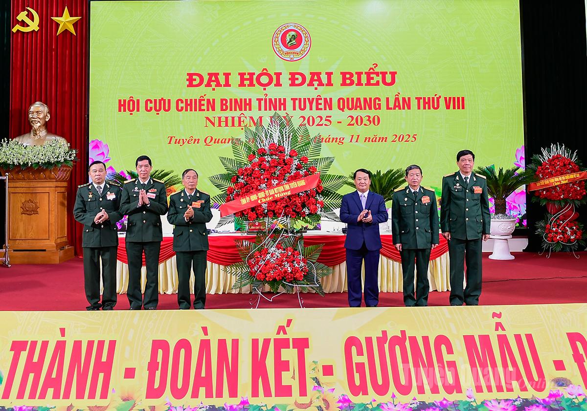 Đồng chí Hầu A Lềnh, Ủy viên BCH Trung ương Đảng, Bí thư Tỉnh ủy thay mặt các đồng chí lãnh đạo tỉnh tặng hoa chúc mừng Đại hội.