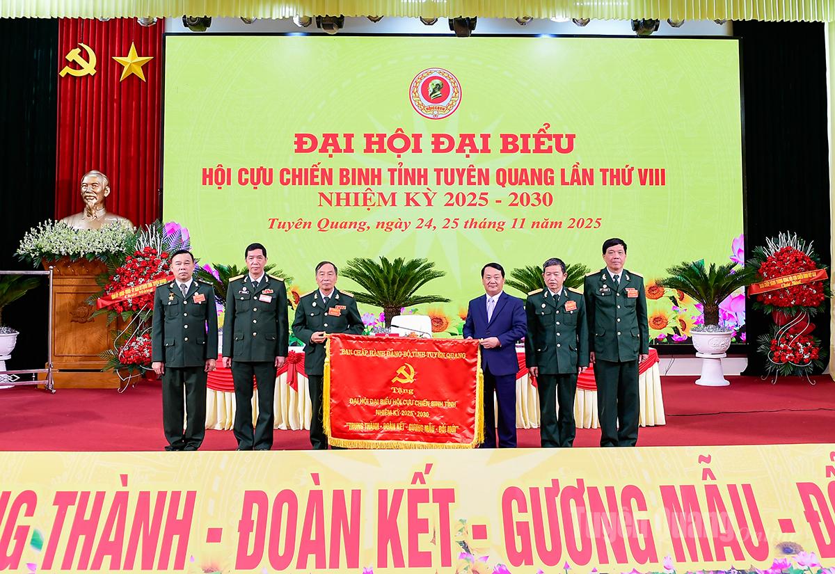 Đồng chí Bí Thư Tỉnh ủy Hầu A Lềnh tặng Đại hội bức cờ thêu.