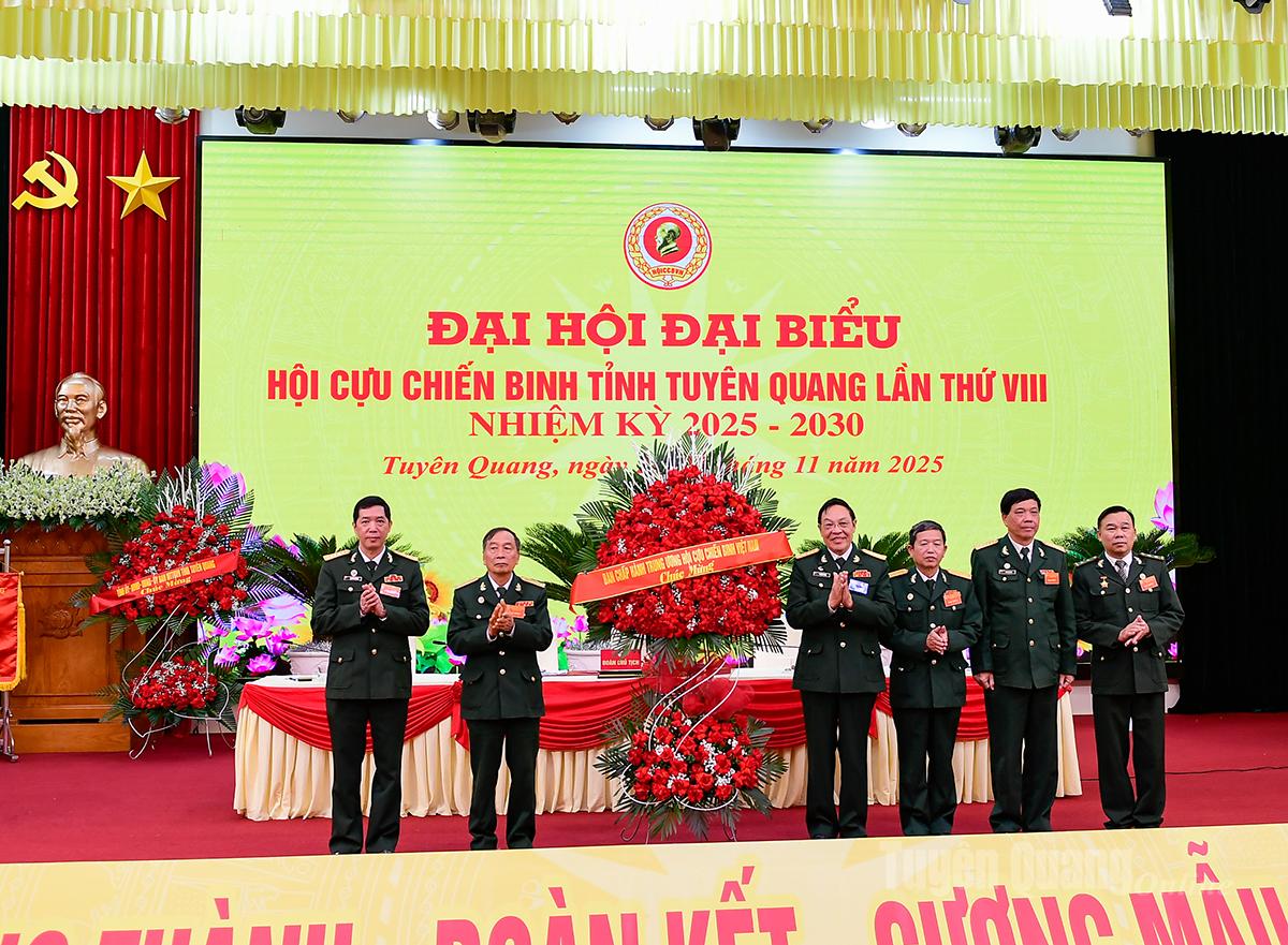 Đại biểu Trung ương Hội Cựu chiến binh Việt Nam tặng hoa chúc mừng Đại hội.