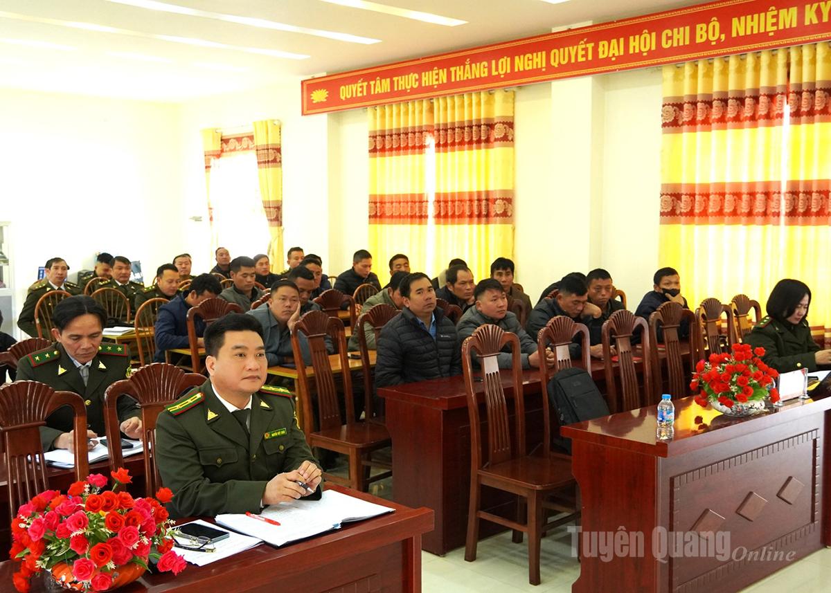 Các đại biểu tham dự hội nghị tuyên truyền, vận động đồng bào dân tộc thiểu số tham gia bảo vệ và phát triển rừng tại xã Mèo Vạc.