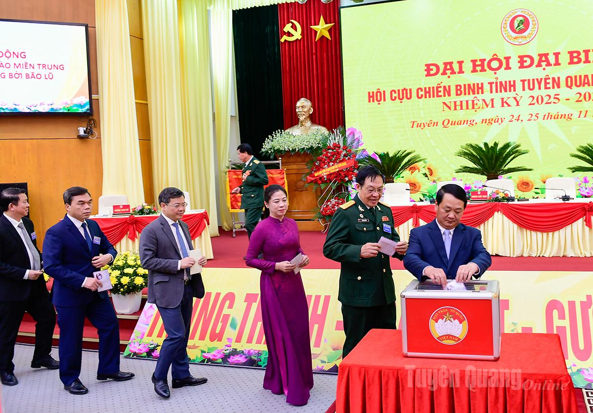 Các đồng chí đại biểu lãnh đạo tỉnh và Trung ương Hội Cựu chiến binh Việt Nam ủng hộ đồng bào miền Trung và đồng bào Tây Nguyên bị ảnh hưởng bởi bão lũ.