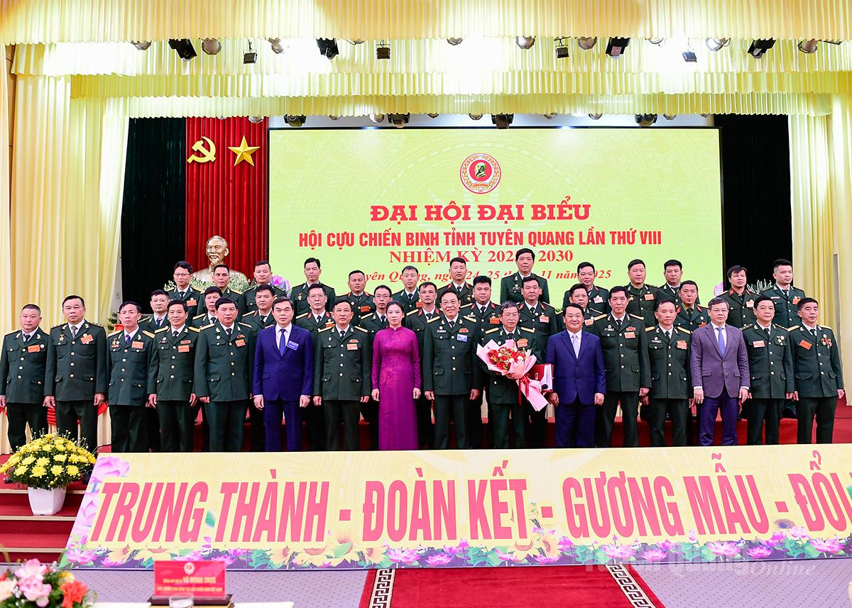 Các đồng chí lãnh đạo tỉnh tặng hoa chúc mừng BCH Hội Cựu chiến binh tỉnh Tuyên Quang lần thứ VIII, nhiệm kỳ 2025-2030.