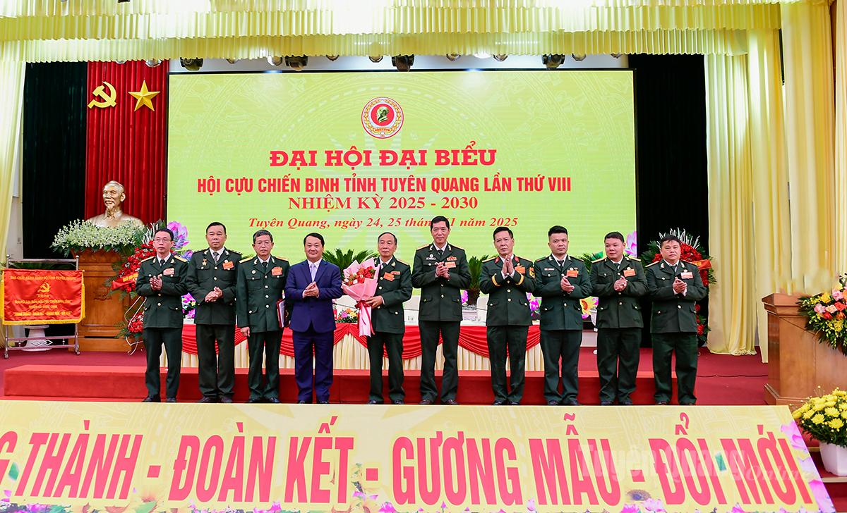 Bí thư Tỉnh ủy Hầu A Lềnh tặng hoa chúc mừng đại biểu đi dự Đại hội cấp trên.