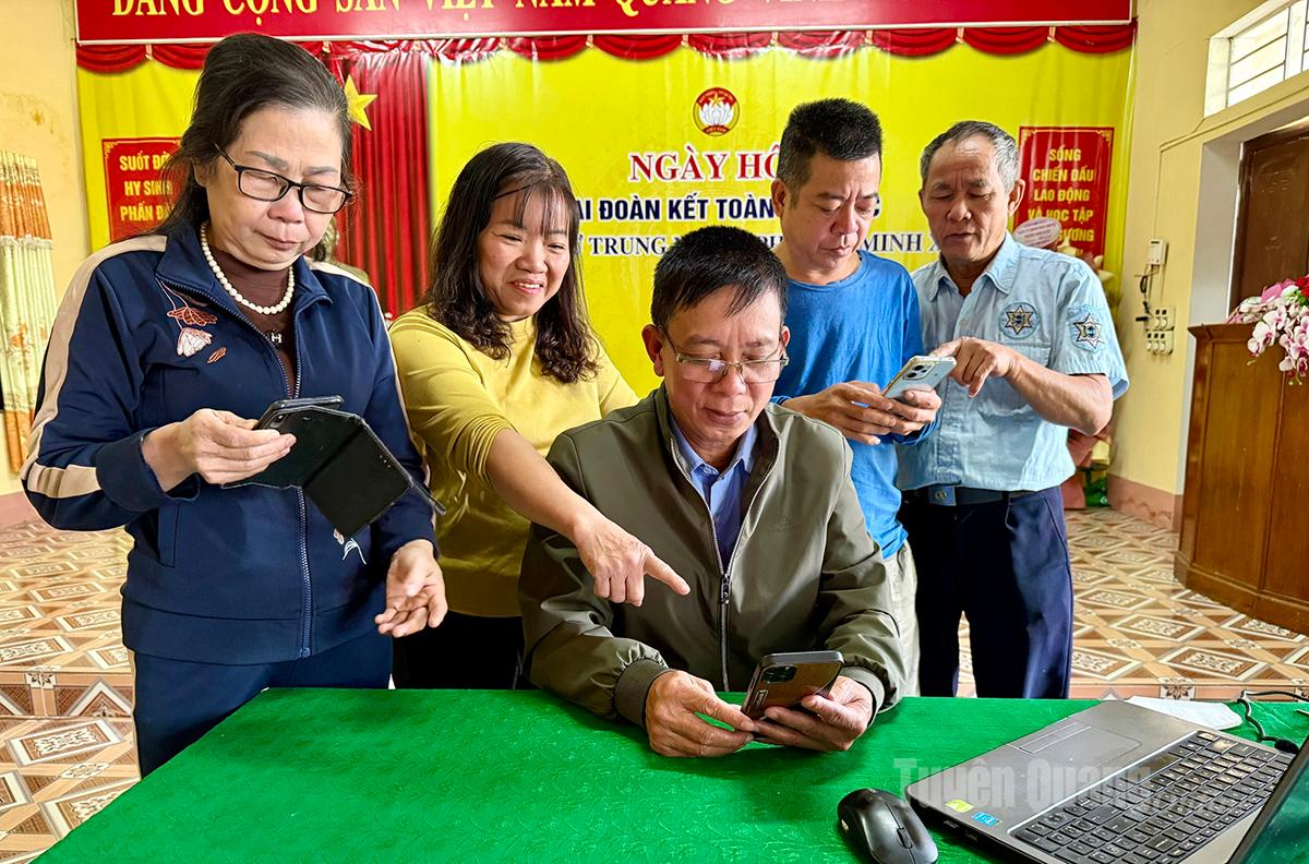 Các nhóm sinh hoạt cộng đồng tổ dân phố 5 Trung Môn, phường Minh Xuân tích cực ứng dụng công nghệ thông tin đến người dân.