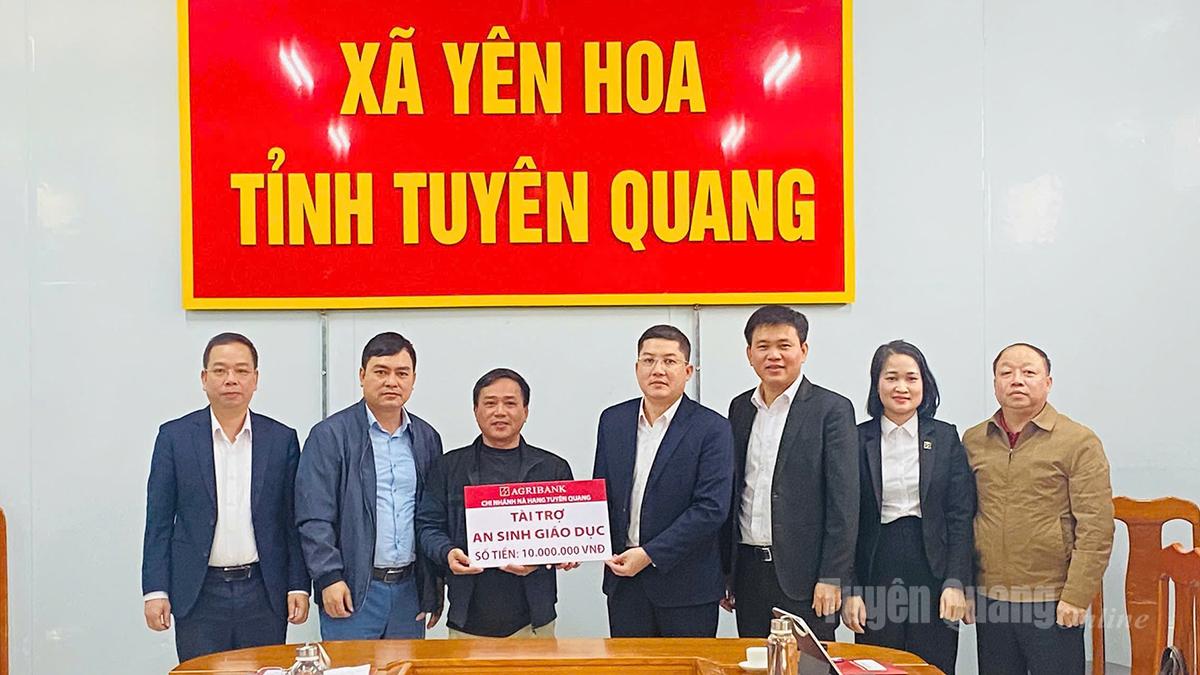 Trao hỗ trợ xã Yên Hoa khắc phục hậu quả thiên tai.