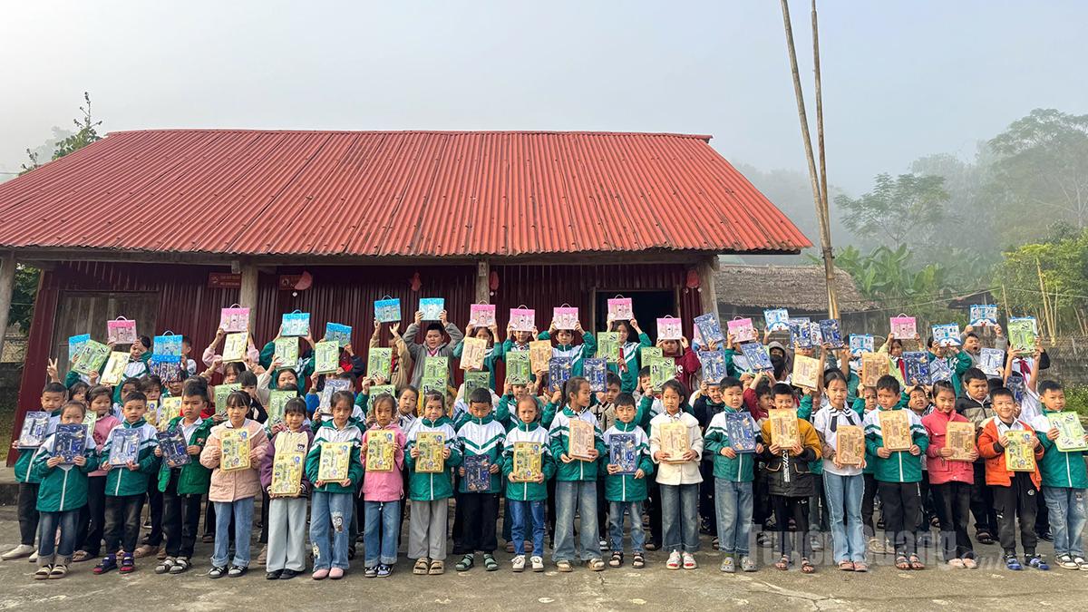 Đoàn trao tặng quà cho học sinh điểm Trường Búc Trằm, Tiểu học Hoà An.