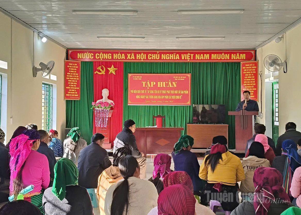 Các chuyên gia phổ biến kiến thức tới bà con về áp dụng tiến bộ kỹ thuật phát triển một số sản phẩm nông nghiệp đặc trưng hàng hóa