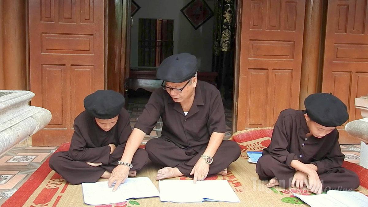 Meritorious Artist Luc Van Bay, Ninh Phu village, Son Thuy commune, teaches young students traditional script.