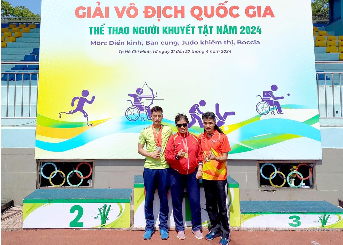 Chị Nguyễn Thị Mai (ở giữa) giành Huy chương Vàng tại Giải vô địch Quốc gia thể thao người khuyết tật năm 2024 nội dung ném đĩa.