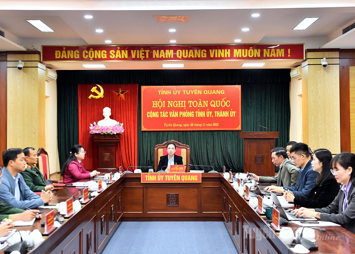Đồng chí Lê Thị Kim Dung, Phó Bí thư Thường trực Tỉnh ủy chủ trì hội nghị tại điểm cầu Tuyên Quang.