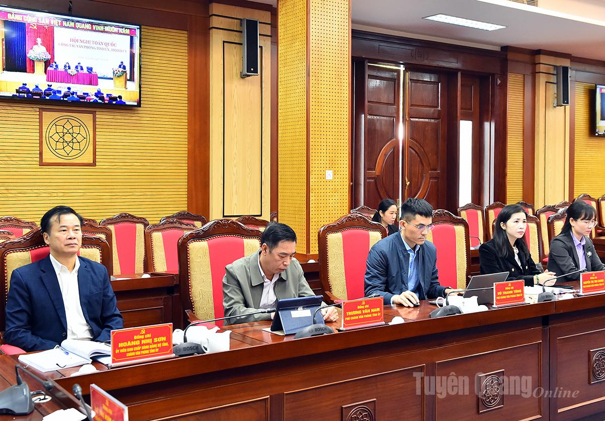 Các đồng chí lãnh đạo Văn phòng Tỉnh ủy dự hội nghị.