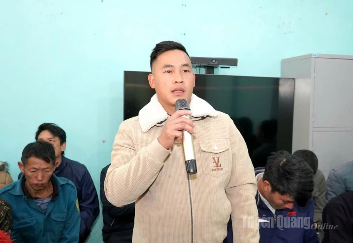 Cử tri Lò Văn Phong, thôn Phe Thán, xã Sơn Vĩ phát biểu kiến nghị tại buổi tiếp xúc cử tri.