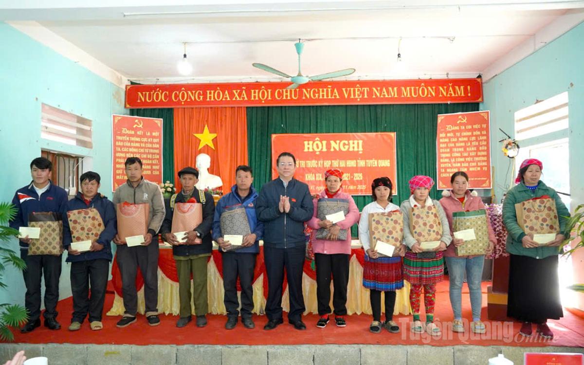 Đồng chí Trần Mạnh Lợi, Ủy viên Ban Thường vụ Tỉnh ủy, Trưởng ban Tuyên giáo và Dân vận Tỉnh ủy trao quà cho các gia đình tiêu biểu trong xóa bỏ hủ tục.