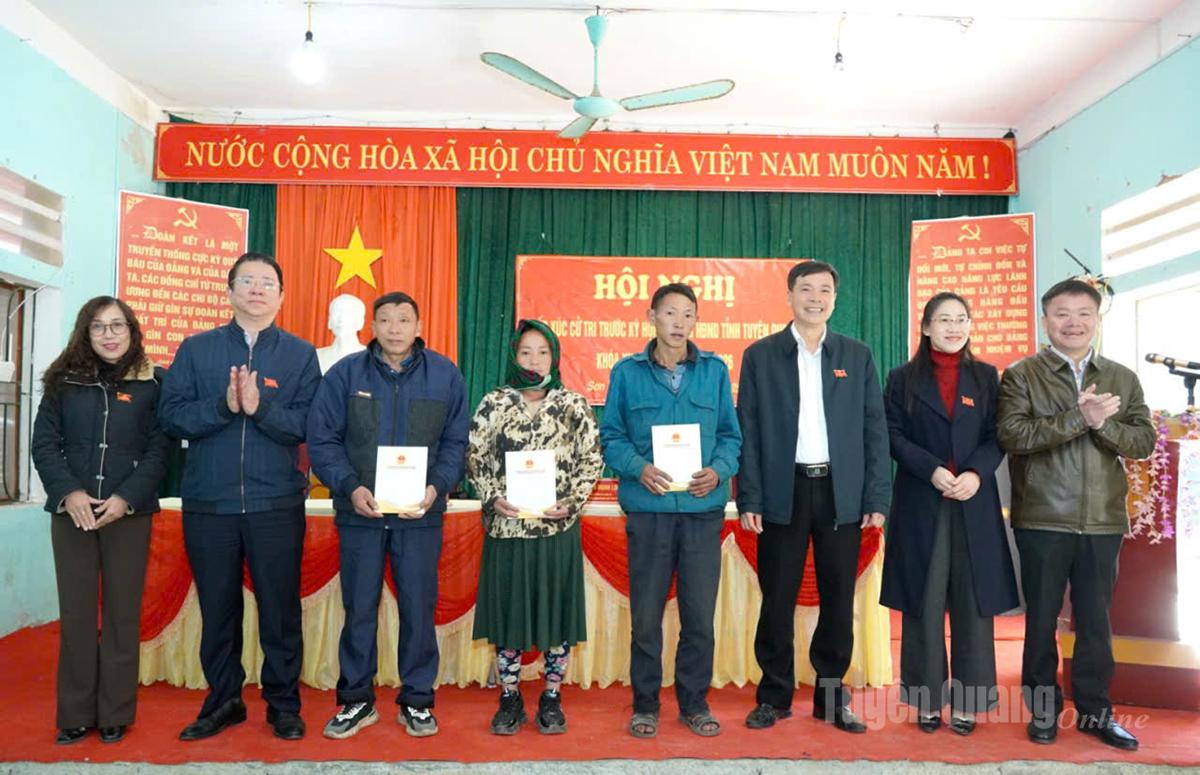 Tổ đại biểu HĐND tỉnh Tuyên Quang trao quà, động viên các hộ nghèo của xã.