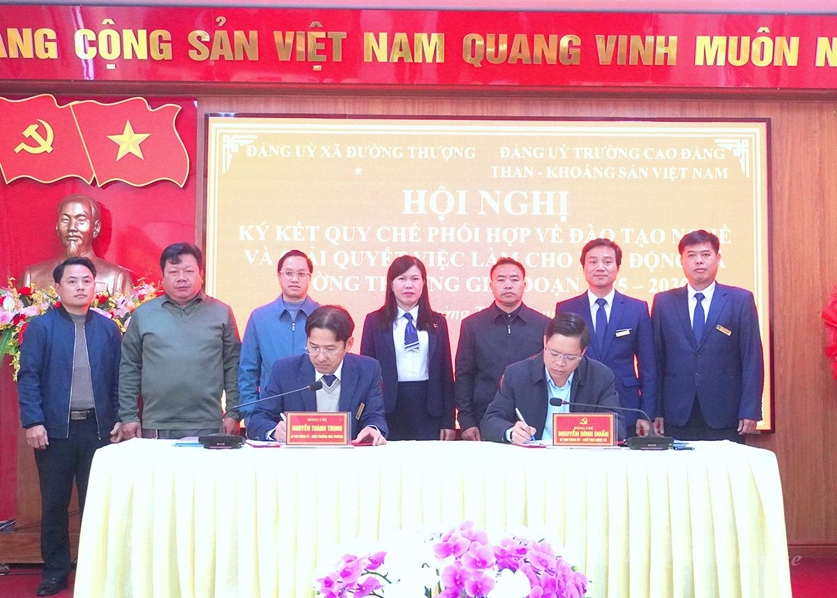 Lãnh đạo Đảng ủy xã Đường Thượng và Đảng ủy Trường Cao đẳng Than – Khoáng sản Việt Nam ký kết Quy chế phối hợp.