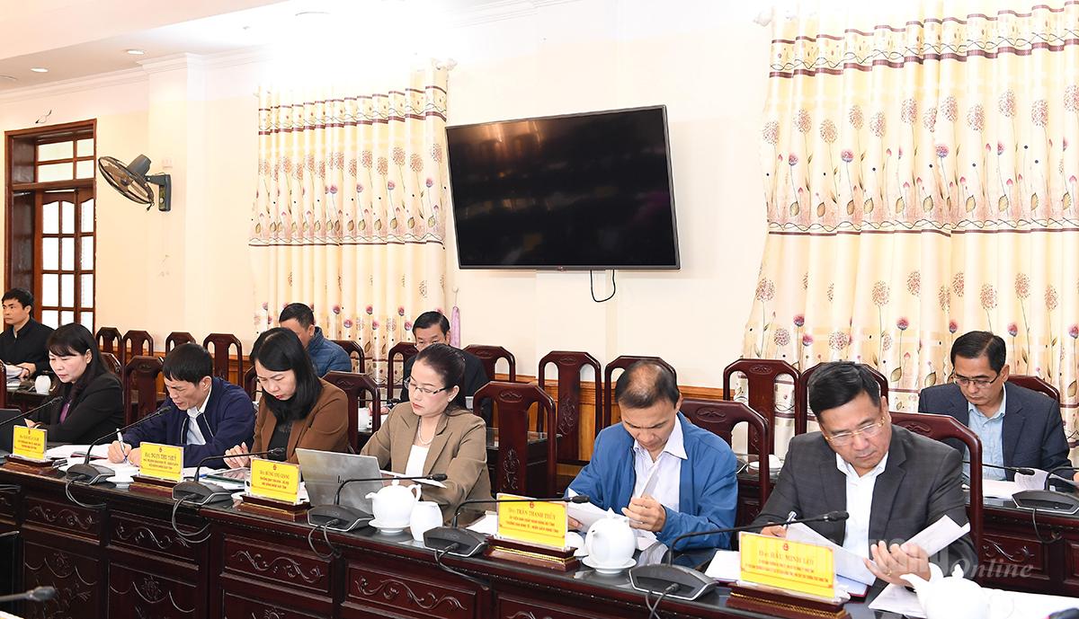 Đồng chí Phó Chủ tịch Thường trực HĐND tỉnh Hầu Minh Lợi và lãnh đạo các Ban HĐND dự họp