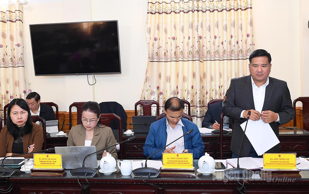 Đồng chí Phó Chủ tịch Thường trực HĐND tỉnh Hầu Minh Lợi phát biểu tại phiên họp