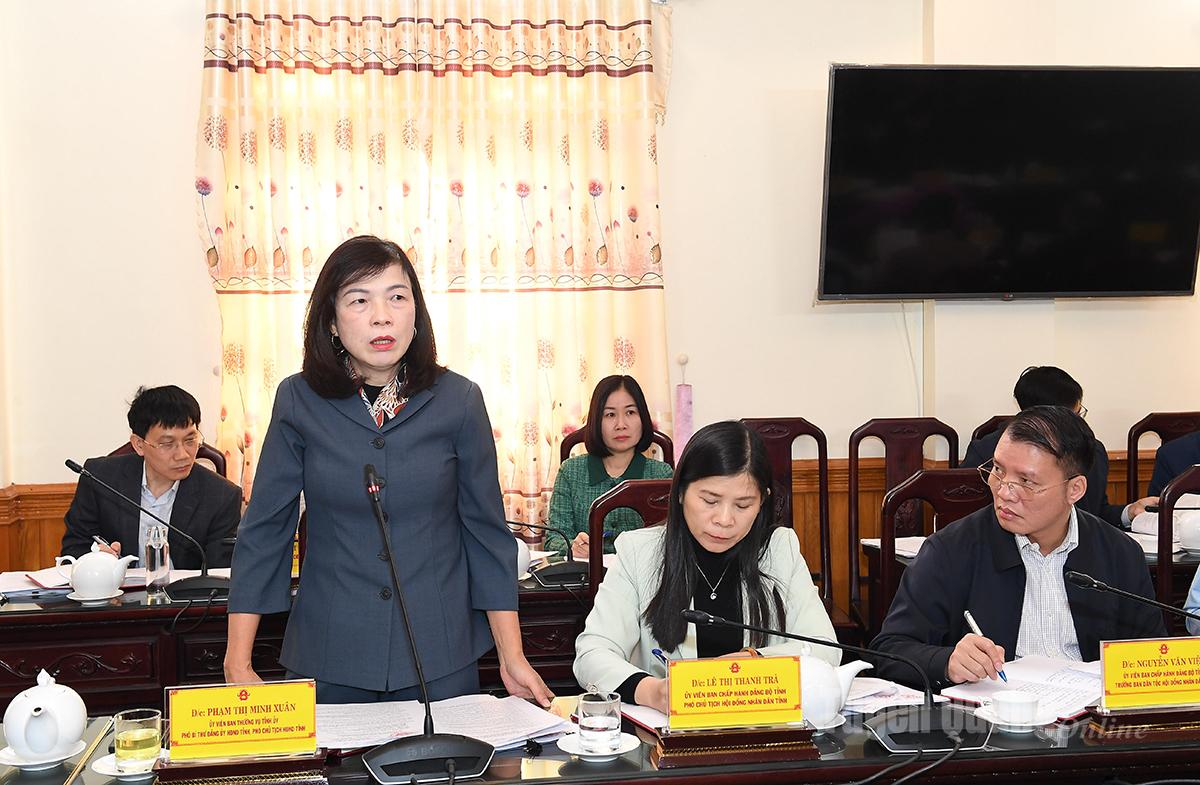 Đồng chí Phó Chủ tịch HĐND tỉnh Phạm Thị Minh Xuân phát biểu tại phiên họp