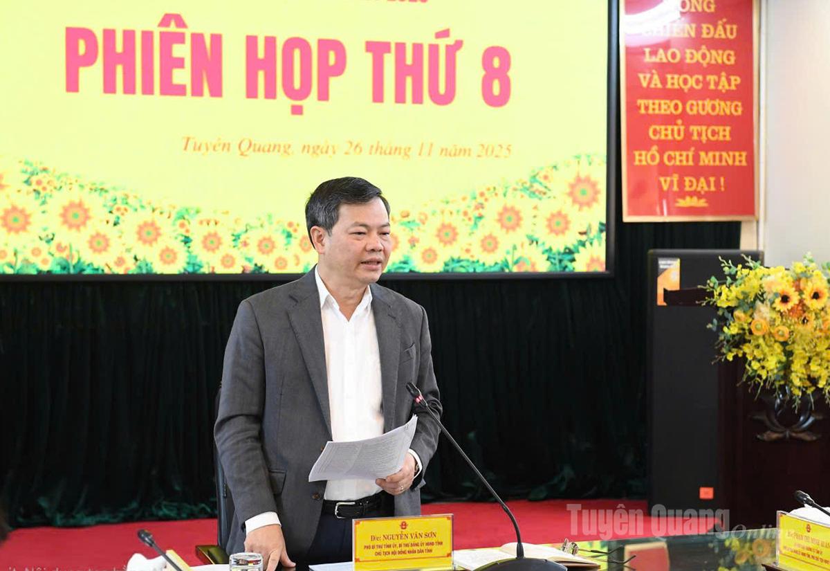 Đồng chí Chủ tịch HĐND tỉnh Nguyễn Văn Sơn phát biểu kết luận phiên họp