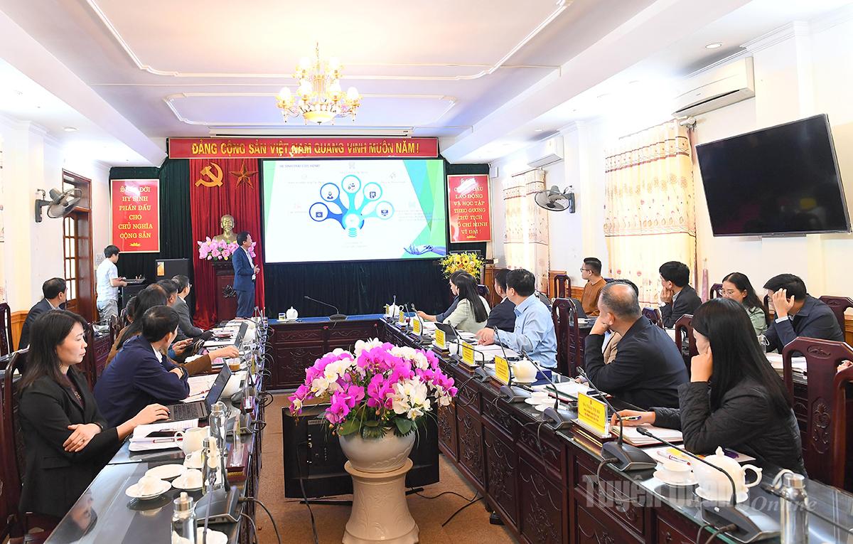 Các đại biểu nghe giới thiệu về việc ứng dụng trí tuệ nhân tạo (AI) trong hỗ trợ hoạt động thẩm tra dự thảo nghị quyết của Hội đồng nhân dân tỉnh