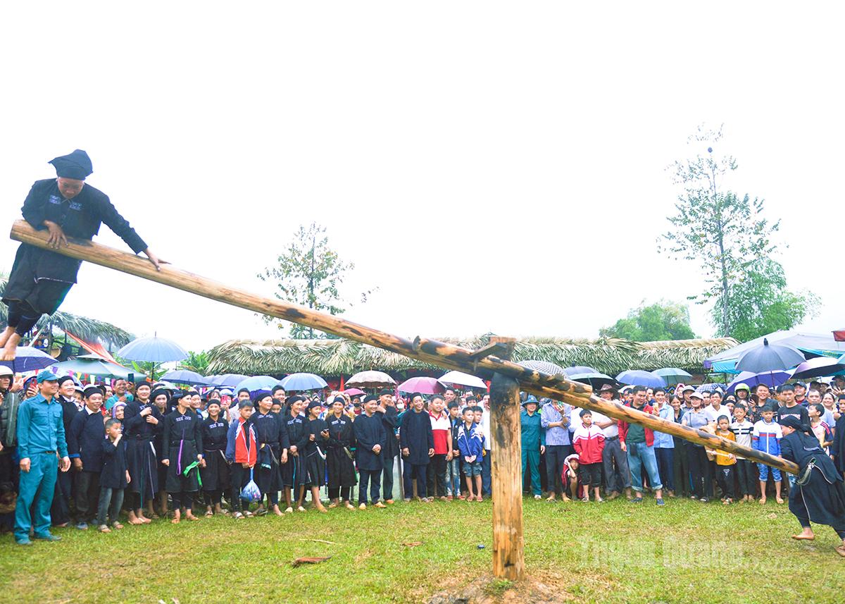 Phụ nữ La Chí, xã Tiên Yên chơi đu quay trong Ngày hội văn hóa của dân tộc.