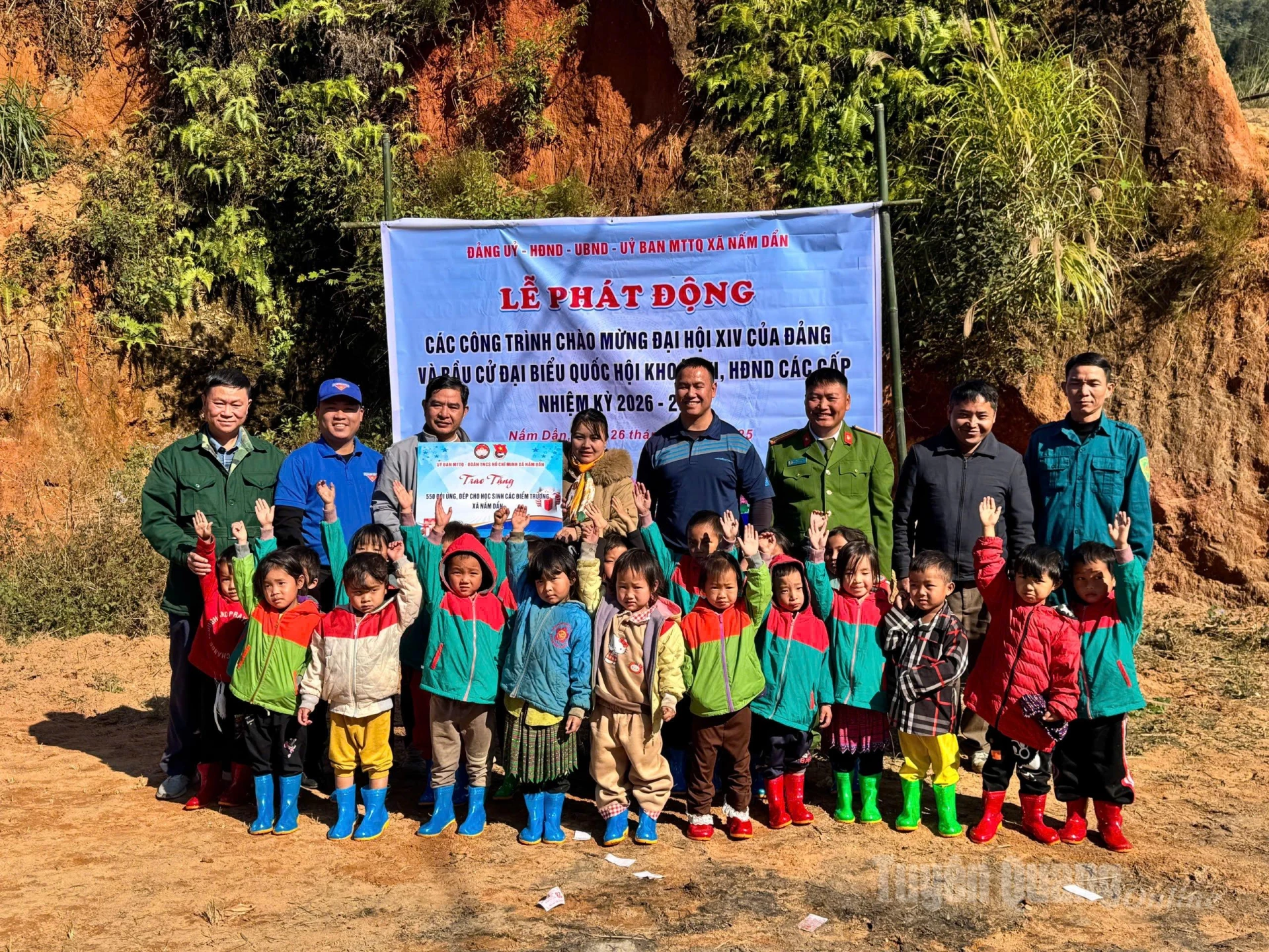 Trao 550 đôi ủng cho các em học sinh.