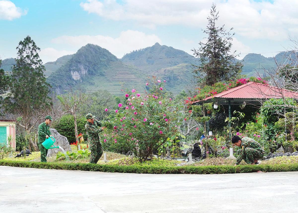 Cán bộ, chiến sỹ Đồn Biên phòng Sơn Vĩ tạo cảnh quan đơn vị 