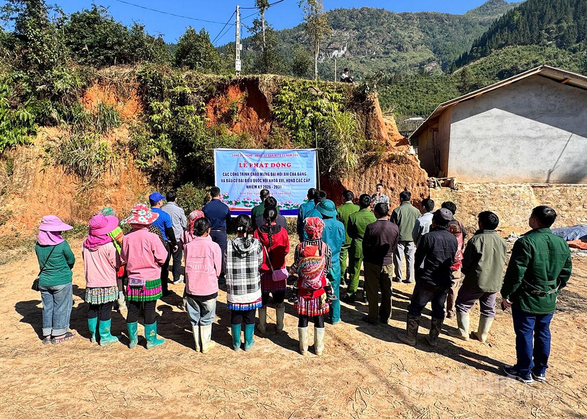 Cán bộ và người dân xã Nấm Dẩn tham dự Lễ phát động