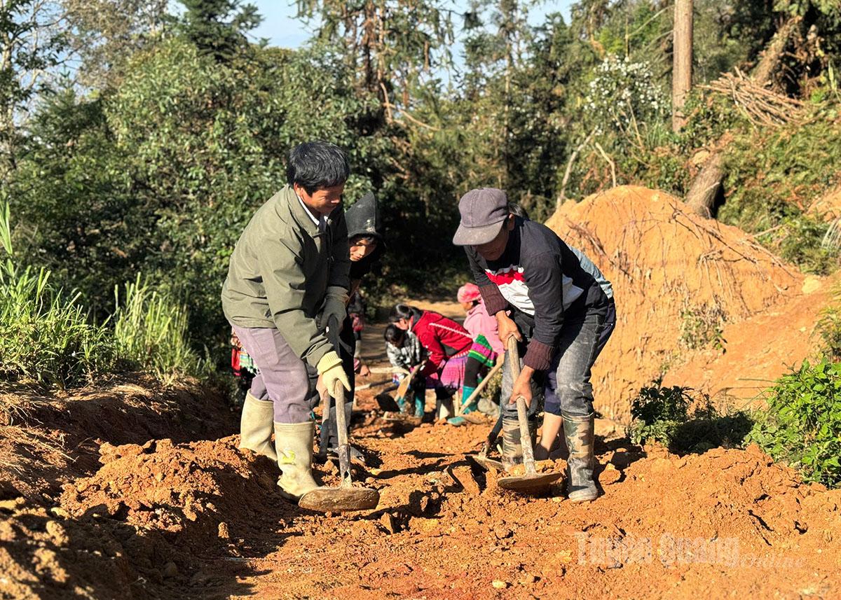 Người dân thôn Xỉn Khâu cùng nhau lao động