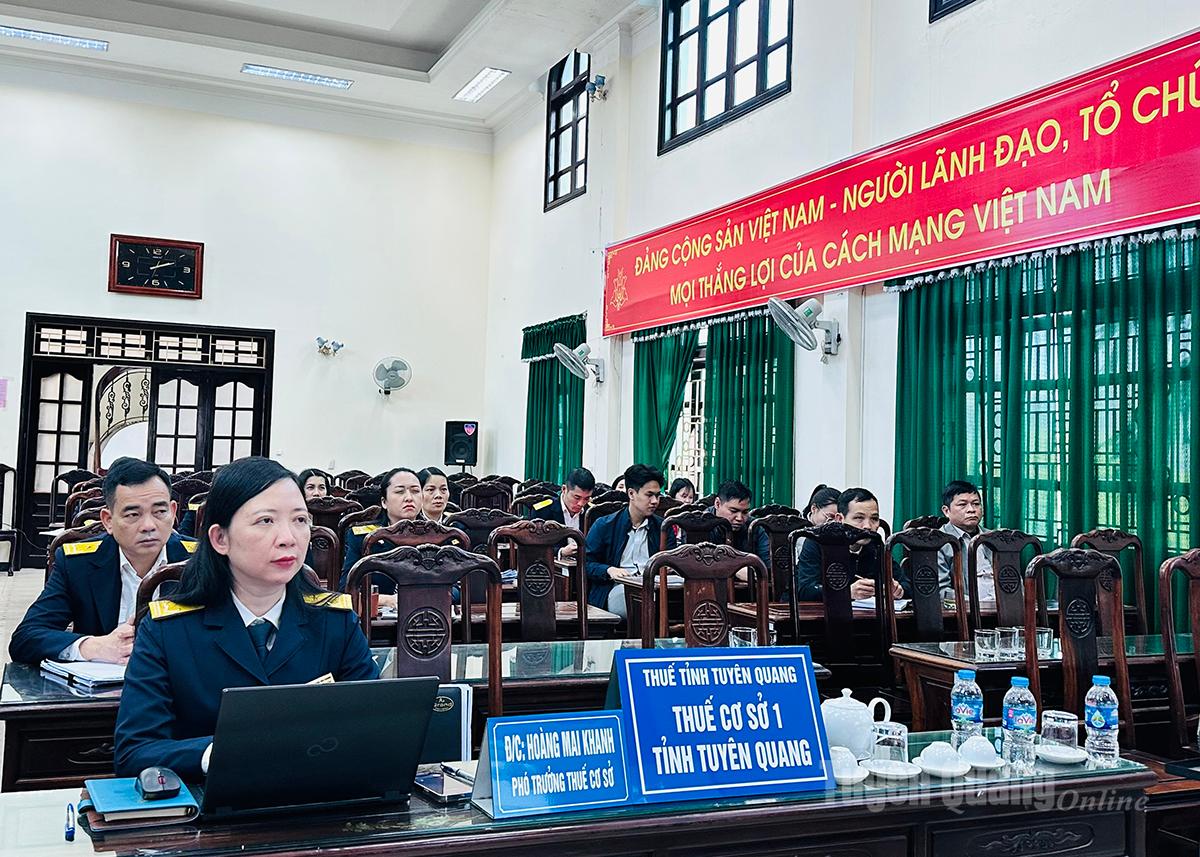 Các đại biểu dự tập huấn tại trụ sở Thuế cơ sở 1.