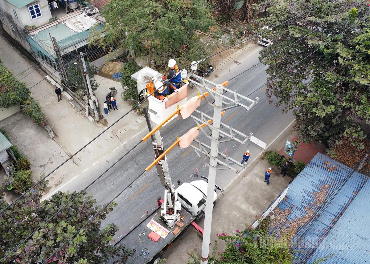 Công nhân Xí nghiệp Lưới điện cao thế Tuyên Quang sửa chữa, nâng cấp hệ thống lưới điện.
