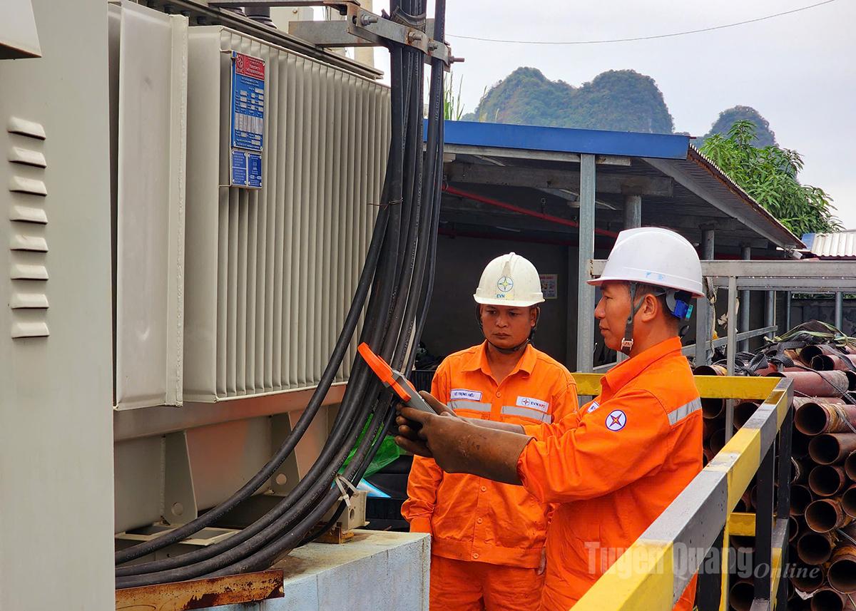 Công nhân Đội Quản lý Điện lực khu vực Sơn Dương kiểm tra hệ thống điện cung cấp cho các khách hàng tại Cụm Công nghiệp Phúc Ứng.