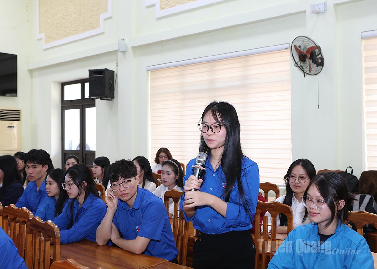 Đoàn viên thanh niên tham gia trao đổi, chia sẻ kinh nghiệm về chuyển đổi xanh.
