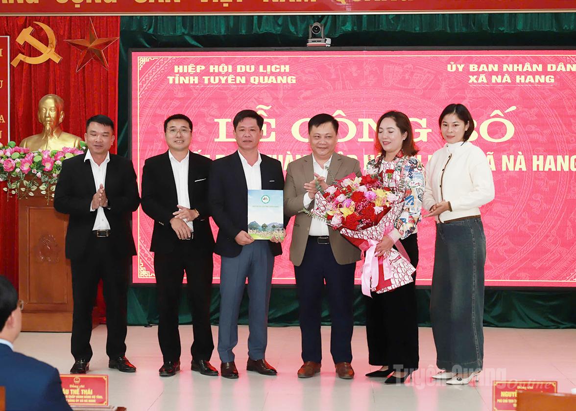 

Đại diện Hiệp hội Du lịch tỉnh và xã Nà Hang trao Quyết định và tặng hoa chúc mừng Hội Du lịch xã Nà Hang.