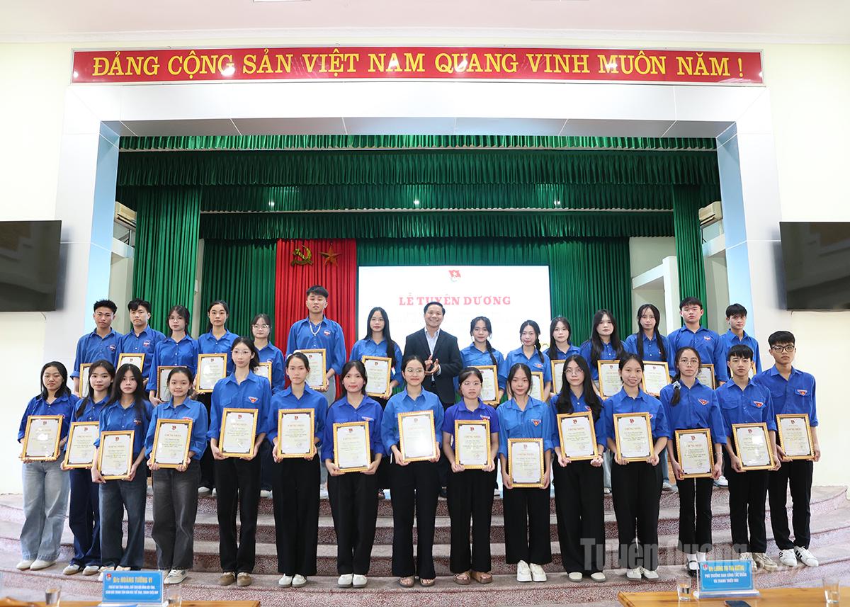 Lãnh đạo Sở Giáo dục và Đào tạo trao chứng nhận “Học sinh 3 tốt”.