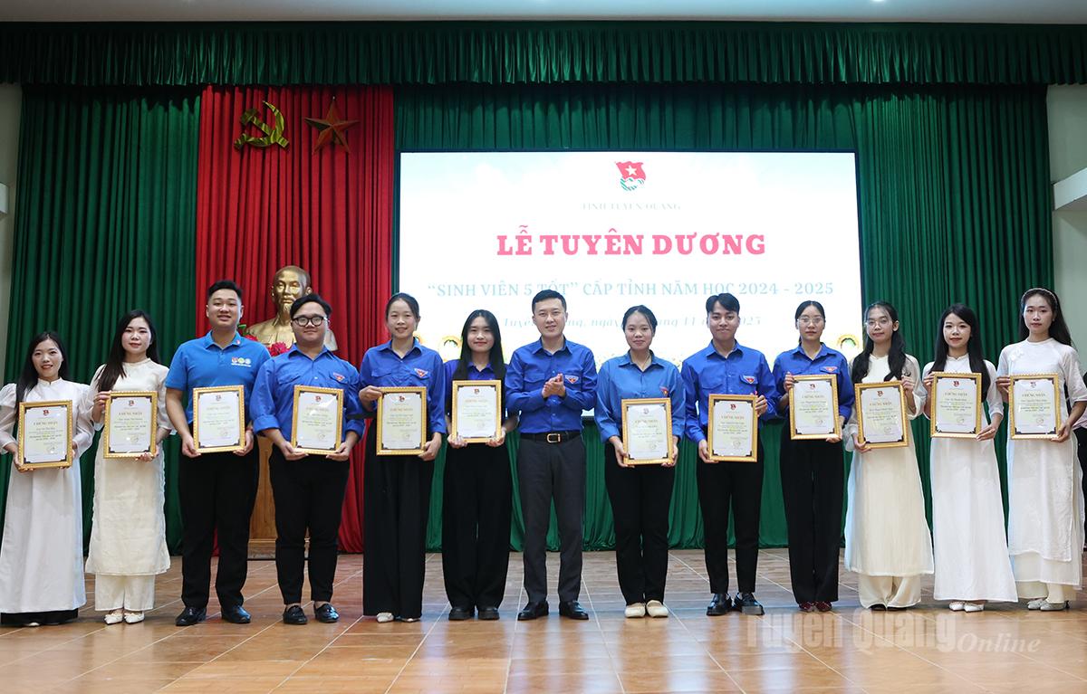 Lãnh đạo Tỉnh đoàn trao chứng nhận