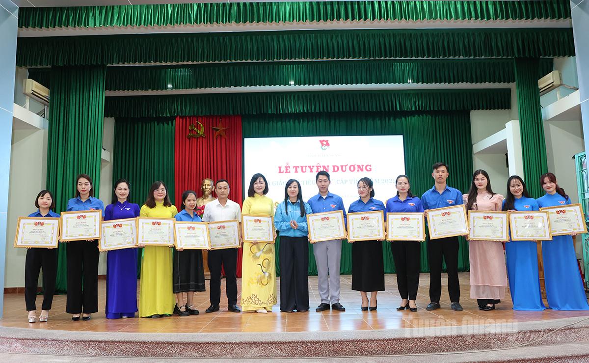 Lãnh đạo Tỉnh đoàn tặng Bằng khen nhà giáo trẻ tiêu biểu cấp tỉnh năm 2025.