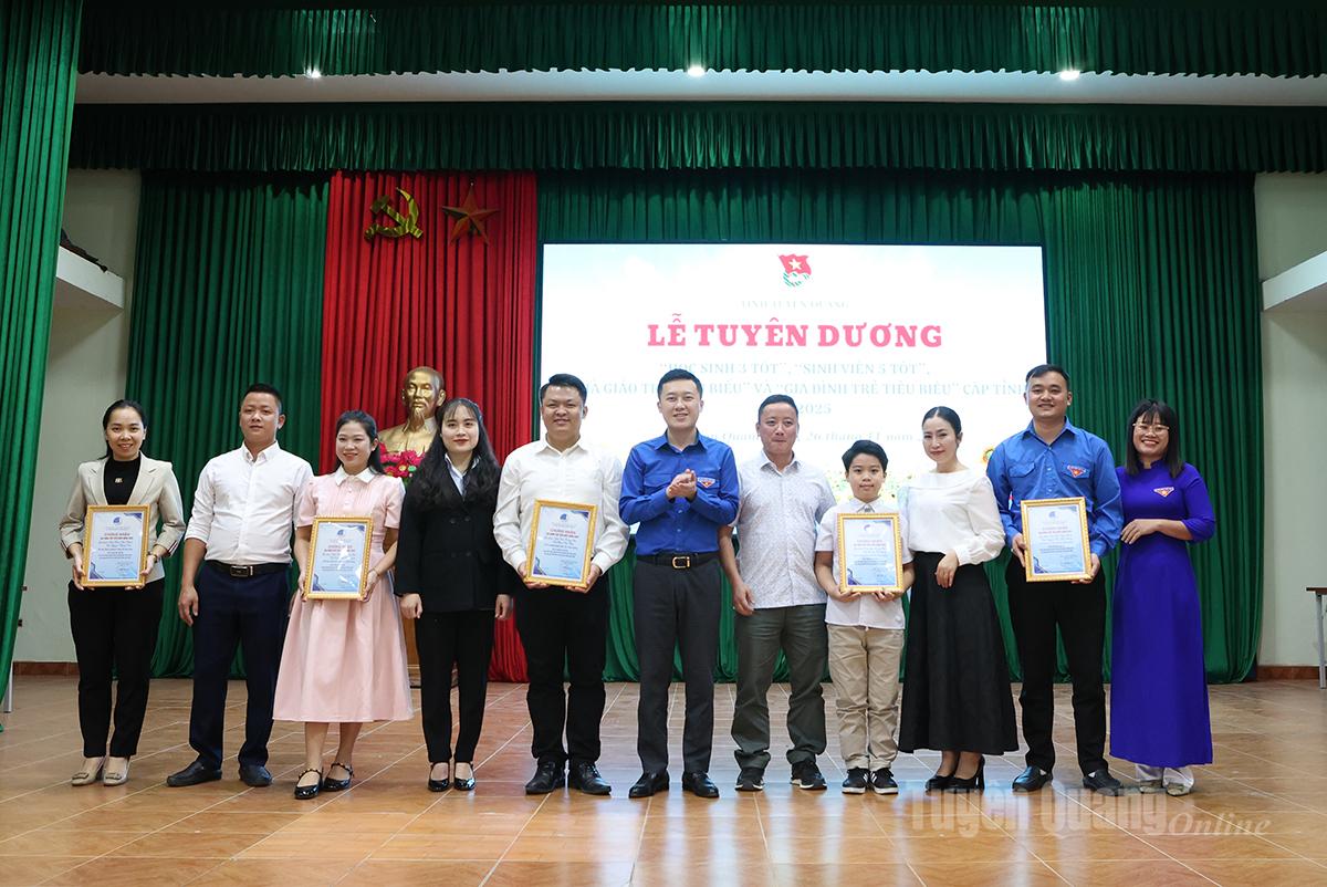 Ban Thường vụ Tỉnh đoàn tuyên dương 5 gia đình trẻ tiêu biểu.
