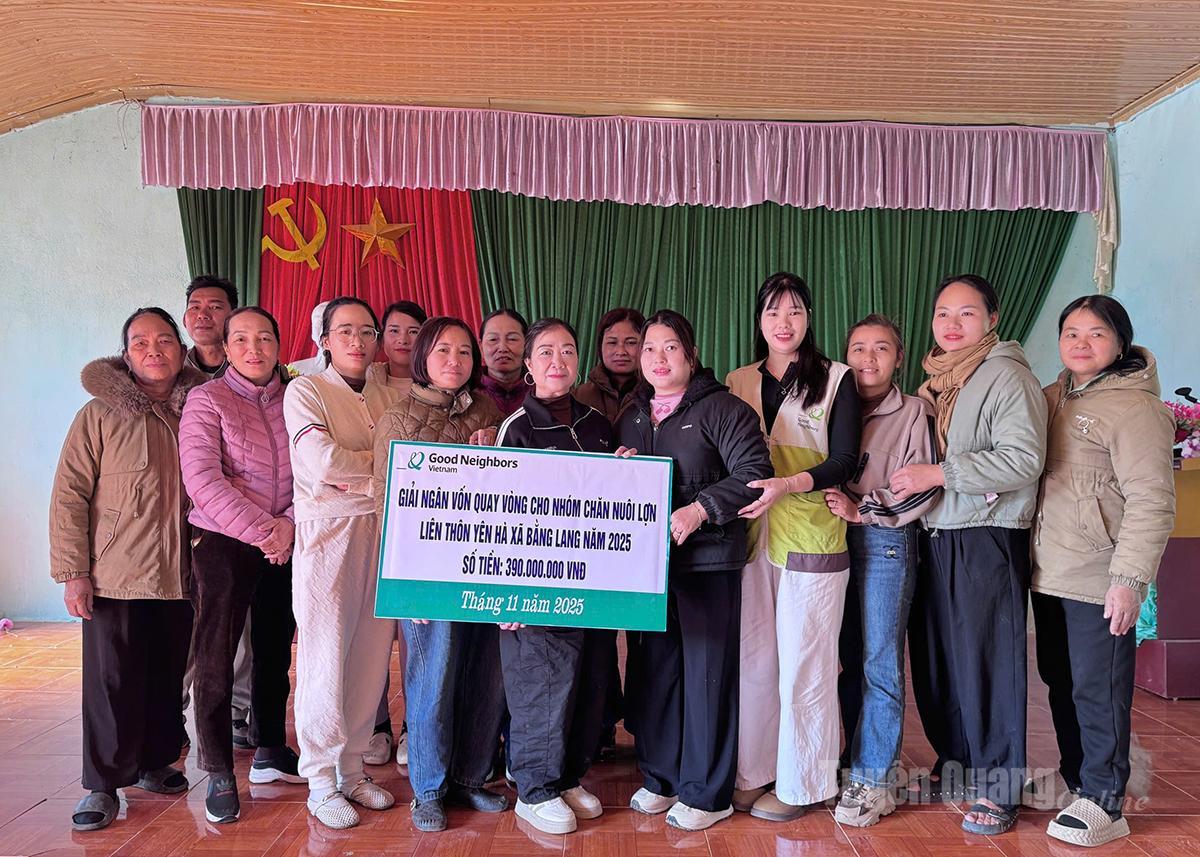 Tổ chức GNI trao 750 triệu đồng nguồn vốn hỗ trợ tái thiết chăn nuôi tại xã Bằng Lang.