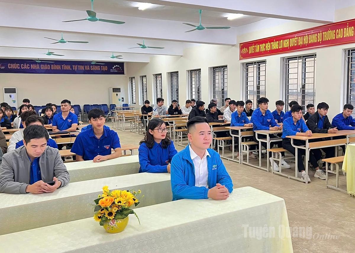 Các đại biểu tham dự diễn đàn.