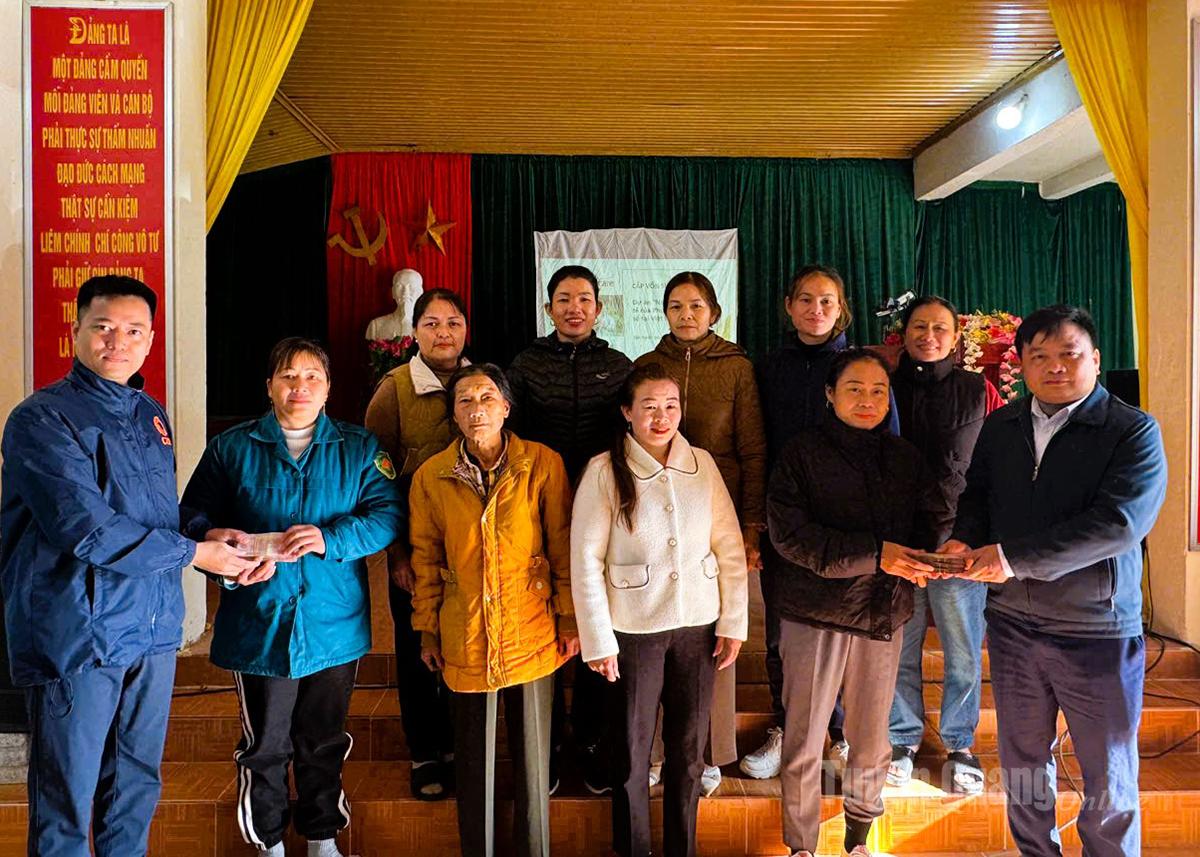 Tổ chức CARE trao vốn hỗ trợ sinh kế cho phụ nữ dân tộc thiểu số xã Tân Trịnh.