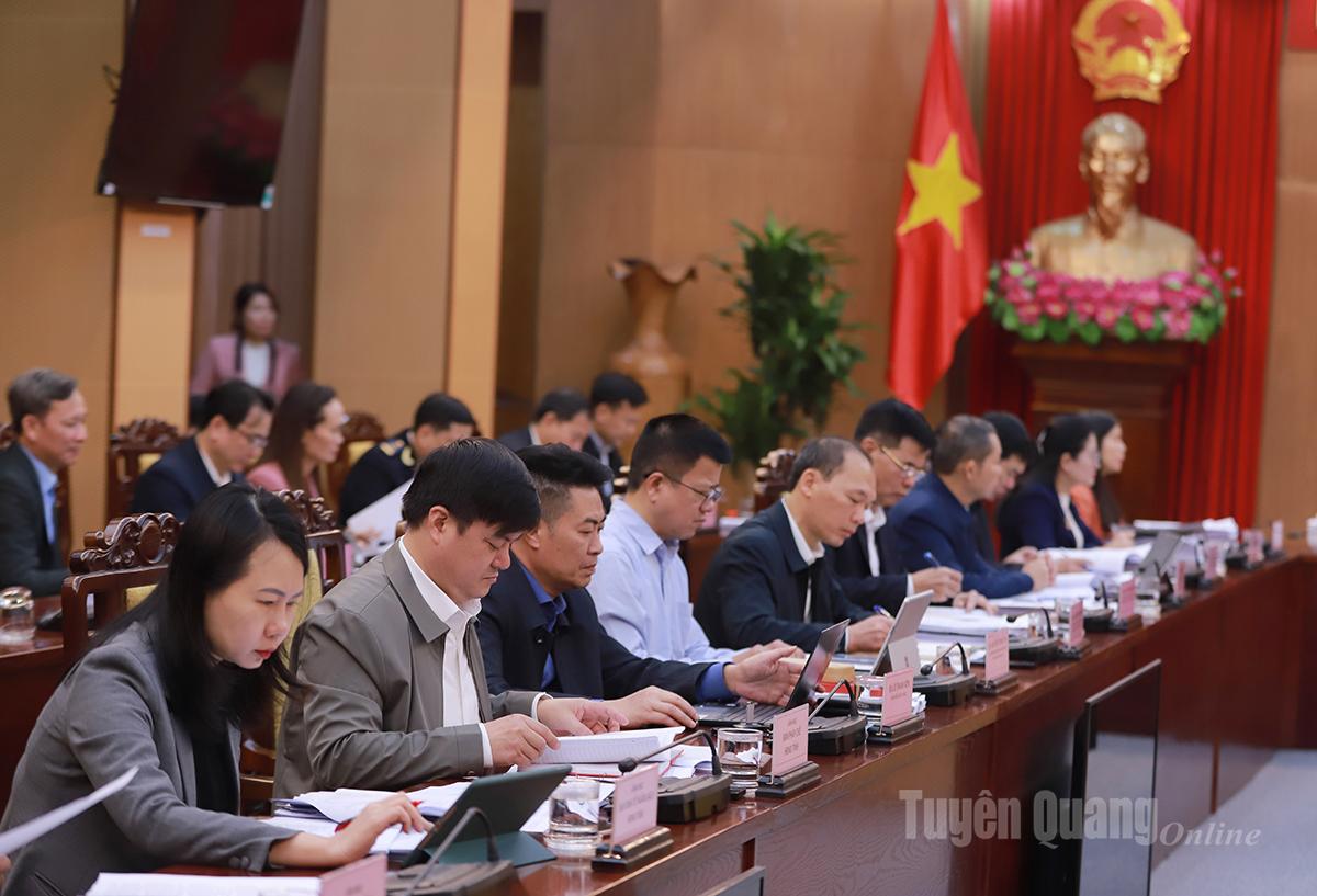 Lãnh đạo các sở, ngành và các Ban HĐND tỉnh tham dự phiên họp