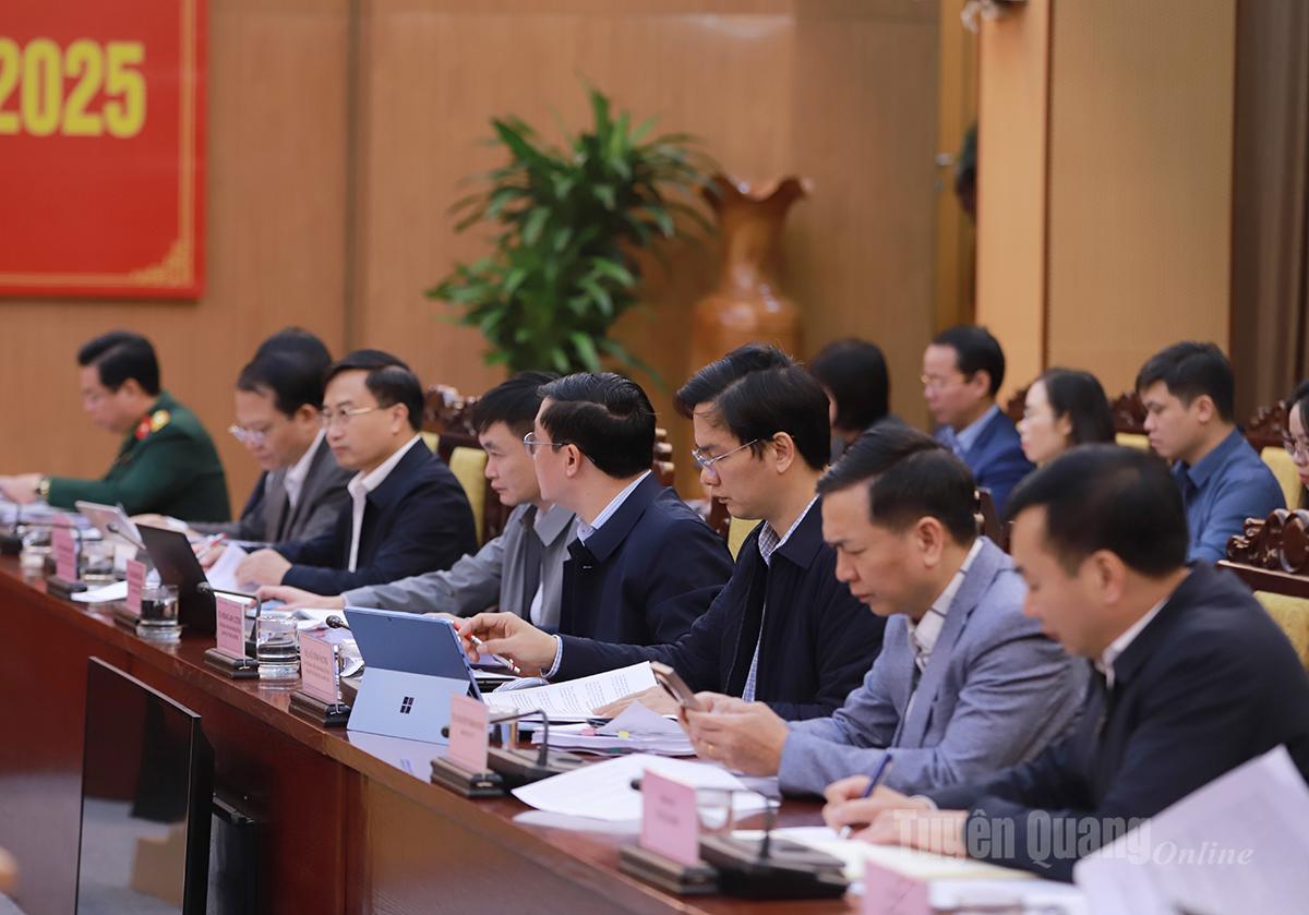 Lãnh đạo các sở, ngành của tỉnh tham dự phiên họp